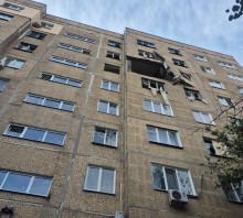 Пошкоджена багатоповерхівка після ворожого обстрілу