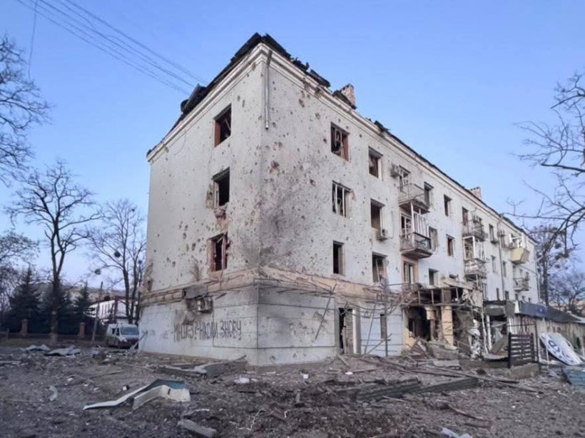 Пошкоджений будинок після ворожого обстрілу