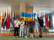 Делегація Донеччини з українським прапором під час участі у Connecticut Invention Convention у США.