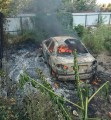 Палаюча машина після ворожого обстрілу