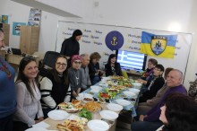 Група людей за святковим обіднім столом