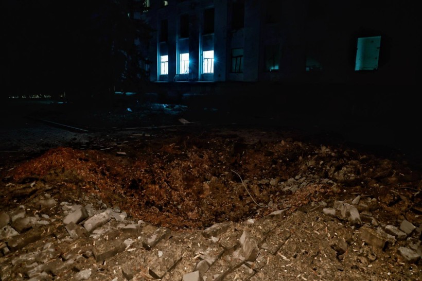 Вирва на місці тротуару після ворожого обстрілу