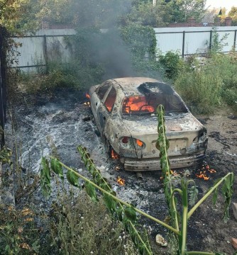 Палаюча машина після ворожого обстрілу