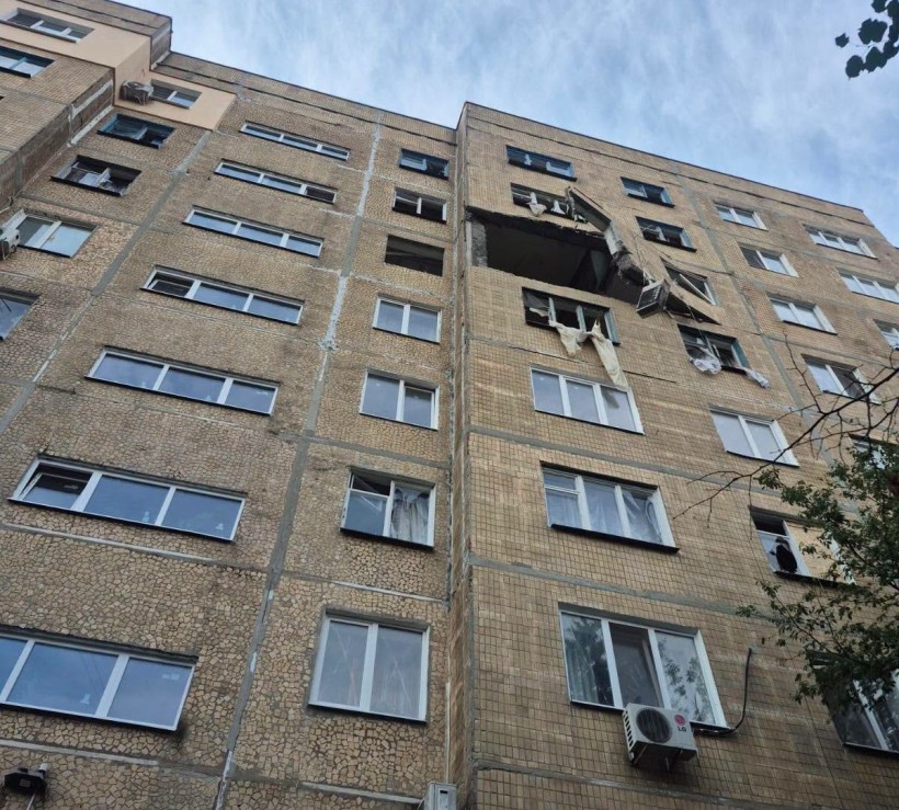 Пошкоджена багатоповерхівка після ворожого обстрілу