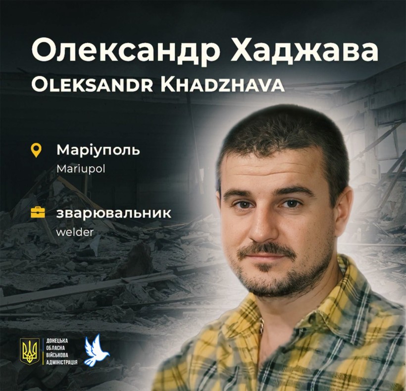 30-річний житель Маріуполя Олександр Хаджава загинув разом із молодшою донечкою і дружиною під час російського авіаудару по Драмтеатру 16 березня 2022 року. 

Олександр був родом із Маріуполя. Закінчив індустріальний технікум. Працював зварювальником на металургійних підприємствах. Разом із дружиною виховував двох донечок. 

«Любив життя. Гарний чоловік, чудовий батько, чудовий син. Захоплювався автомобілями, риболовлею, багато працював. Завжди говорив: «Хочу, щоб моя родина жила добре». У 2023 році мріяв поїхати до Туреччини», – пригадала про сина мама Ірина. 

Після початку повномасштабної війни Олександр із двома донечками і дружиною переїхав до батьків на вулицю Зелінського. До 11 березня всі разом переховувалися там у підвалі. Але зранку того дня пролунав авіаудар – влучило по сусідньому будинку, загинули десятки людей. Родина вирішила шукати безпечніше місце й опинилася в Драмтеатрі.

«16 березня ми були в театрі. Син – на польовій кухні. Невістка з двома внучками – на другому поверсі. Ми з чоловіком – у кімнаті під сходами», – розповіла мама Олександра, Ірина. 

Вона бачила сина незадовго до бомбардування. Саме він запропонував батькам спуститися із другого поверху під сходи. Це врятувало їм життя. Він приніс рідним поїсти, спитав, як влаштувалися й повернувся до польової кухні.

Далі був авіаудар. Невістка Ірини з молодшою онукою загинули на другому поверсі, старша дівчинка змогла врятуватися. Сина вбили уламки на польовій кухні.

«Ми думали виїжджати… Але до Бердянська просили 6 тисяч з людини. «Мамо, заспокойся, день-два і все закінчиться», – говорив син. А 16 березня о 9:30 – авіаудар. Російські військові скинули на театр авіабомбу…», – сказала Ірина. 

Тіло Олександра відкопали 20-21 квітня 2022 року. Старшому братові дозволили забрати тільки його годинник. Загиблого відвезли до моргу. Подальша доля його тіла рідним невідома.  

В Олександра залишилися старша донька Валерія, брат, батьки.

Точне число загиблих від удару по театру невідоме, йдеться про сотні людей. 

О 9:00 — загальнонаціональна хвилина мовчання. Донецька ОВА та платформа Меморіал: вбиті росією згадують убитих росіянами жителів Донеччини.