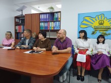 Представники громади сидять за столом. Уважно слухають