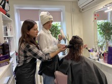 Майбутні перукарі відпрацьовують на практиці навички колористики під час офлайн-семінару.