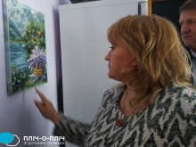 Представники міської ради розглядають картини