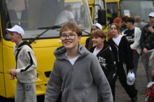 Діти виходять з автобусів