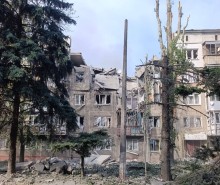 Зруйнована багатоповерхівка після ворожого обстрілу