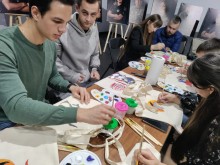 Учасники акції розмальовують сумки-шопери власним образом Козака Мамая