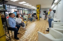 Відвідувачі простору сидять на стільцях та слухають доповідача.