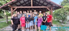 Спільне фото делегації з Покровська. Дівчата та хлопці посміхаються.