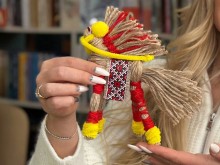 Зроблений власноруч коник-мотанка у національному вбранні.