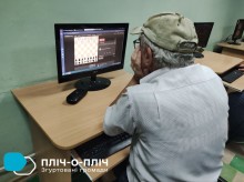 Учасник онлайн-турніру з шахів Дружківської громади. Чоловік сидить біля монітора та уважно дивиться на віртуальну дошку з шахів.