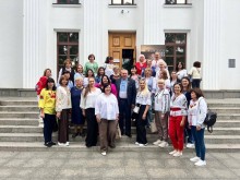 Спільне фото педагогів  Торецької та Канівської громад . Педагогі біля фасаду будинку.