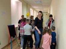Діти та дорослі беруть участь у квесті в коридорі Освітнього хабу — панує радість, сміх і жваве обговорення завдань