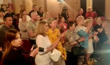 Глядачі захоплено аплодують