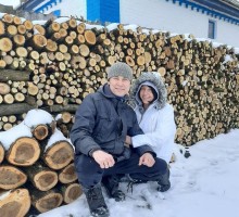 Родина біля дров