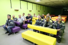 Співробітники ДТЕК сидять перед нагородженням.