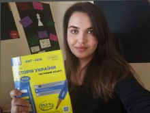 Учасниця заходу з підручником підготовки до НМТ