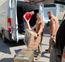 Військові розвантажують передане обладнання