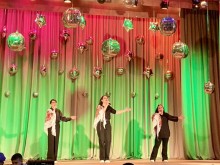 Благодійний концерт на сцені артисти які виконують пісні.