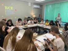 Учасники заходу розмальовують шопери та розвантажуються психоемоційно