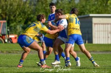 Дія на полі. Спортсмени України та Італії, одні нападають іньші захищають.