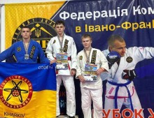 Спільне фото учасників змагань, спортсмени стоять з медалями та грамотами