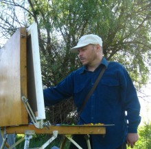 художник Тарас Дудка малює картину на природі