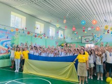 Учасники марафону «Літні мрії непереможних» із великим прапором України на завершальному патріотичному флешмобі.
