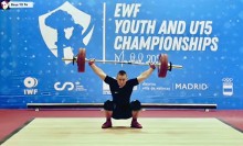 Спортсмен піднімає штангу