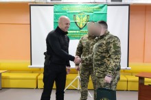 Вадим Філашкін нагороджує прикордонників