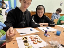 Діти на занятті "Досліди", спостерігають за виявленням вітаміну С