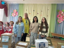 Діти та дорослі з Кременчука разом з коробками книг, які поїдуть до дітей Донеччини