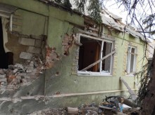 Зруйнований одноповерховий будинок після удару окупантів