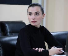 Олександра Журавель слухає учасників Конгресу