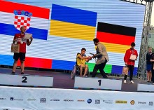 Артем Олійник отримує нагороди з рук жюрі.