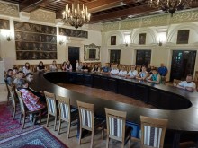 Здобувачі освіти та педагоги Краматорського ВПУ сидять за довгим овальним столом у розкішній залі Збаразького замку, слухаючи екскурсовода