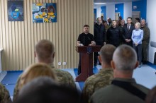 Президент України виступає за трибуною під час церемонії нагородження медиків.
