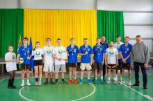 Нагородження команд - спортсмени з медалями та грамотами