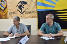 Двоє учасників засідання. Уважно слухають доповідача.