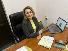 Вікторія Точена за робочим столом з ноутбуком