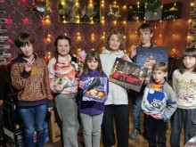 Спільне фото дітей з подарунками від Донецької облдержадміністрації .