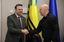 Мунір Мамедзаде та Вадим Філашкін тиснуть один одному руки