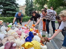 Мешканці Донеччини покладають квіти та іграшки до меморіалу загиблих дітей