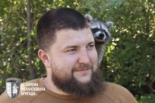 Єнот Моллі на плечі військового