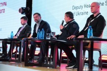 Учасники форуму на сцені.