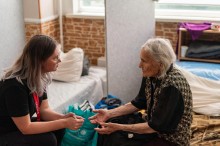 Представниця Благодійного фонду «Схід SOS» спілкується з евакуюваною жінкою.